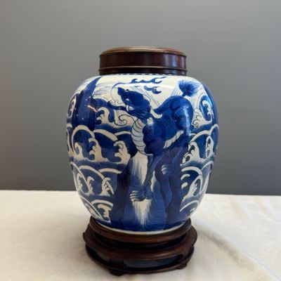 A pair of Chinese blue and white 'Mythical Beast' jars with later wooden covers and stands — 照片 2