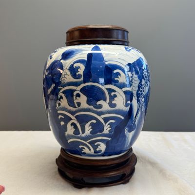 A pair of Chinese blue and white 'Mythical Beast' jars with later wooden covers and stands — 照片 3