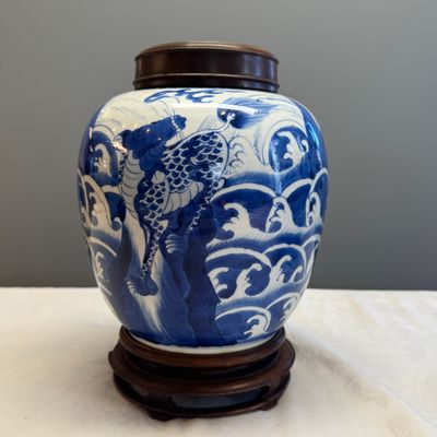 A pair of Chinese blue and white 'Mythical Beast' jars with later wooden covers and stands — 照片 4