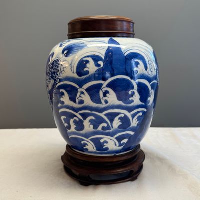A pair of Chinese blue and white 'Mythical Beast' jars with later wooden covers and stands — 照片 5