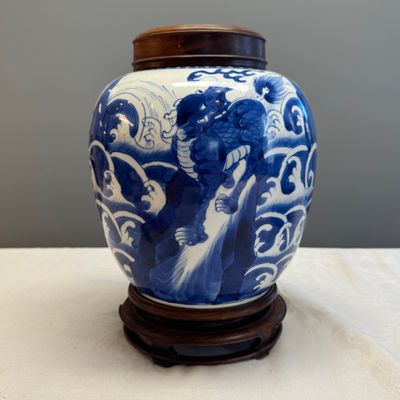 A pair of Chinese blue and white 'Mythical Beast' jars with later wooden covers and stands — 照片 6