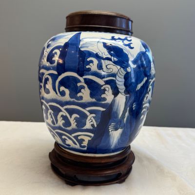 A pair of Chinese blue and white 'Mythical Beast' jars with later wooden covers and stands — 照片 7