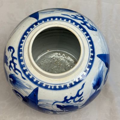 A pair of Chinese blue and white 'Mythical Beast' jars with later wooden covers and stands — 照片 9