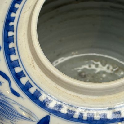 A pair of Chinese blue and white 'Mythical Beast' jars with later wooden covers and stands — 照片 10