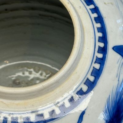 A pair of Chinese blue and white 'Mythical Beast' jars with later wooden covers and stands — 照片 13