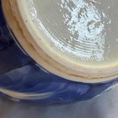 A pair of Chinese blue and white 'Mythical Beast' jars with later wooden covers and stands — 照片 15