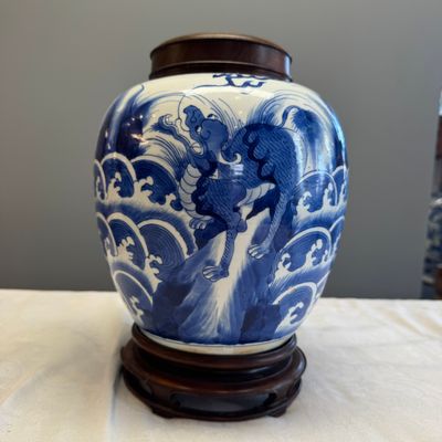 A pair of Chinese blue and white 'Mythical Beast' jars with later wooden covers and stands — 照片 28