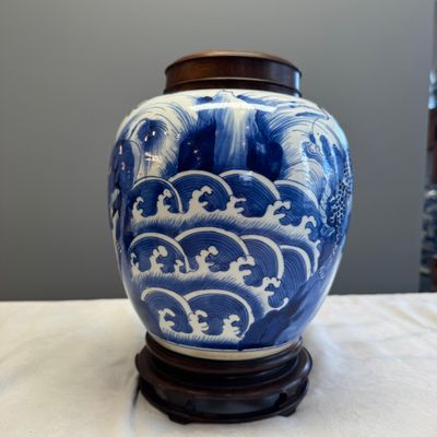 A pair of Chinese blue and white 'Mythical Beast' jars with later wooden covers and stands — 照片 29