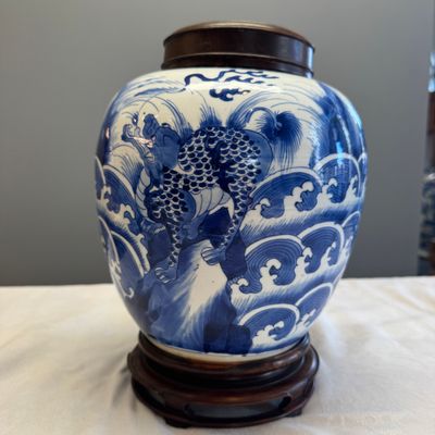 A pair of Chinese blue and white 'Mythical Beast' jars with later wooden covers and stands — 照片 30