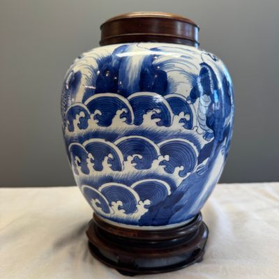 A pair of Chinese blue and white 'Mythical Beast' jars with later wooden covers and stands — 照片 31
