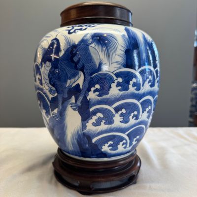 A pair of Chinese blue and white 'Mythical Beast' jars with later wooden covers and stands — 照片 32