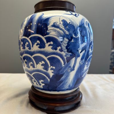 A pair of Chinese blue and white 'Mythical Beast' jars with later wooden covers and stands — 照片 33