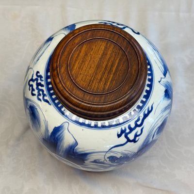 A pair of Chinese blue and white 'Mythical Beast' jars with later wooden covers and stands — 照片 34