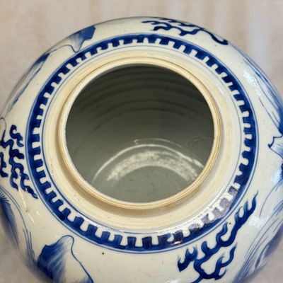 A pair of Chinese blue and white 'Mythical Beast' jars with later wooden covers and stands — 照片 35