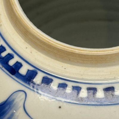 A pair of Chinese blue and white 'Mythical Beast' jars with later wooden covers and stands — 照片 36