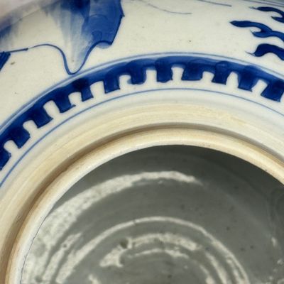 A pair of Chinese blue and white 'Mythical Beast' jars with later wooden covers and stands — 照片 37