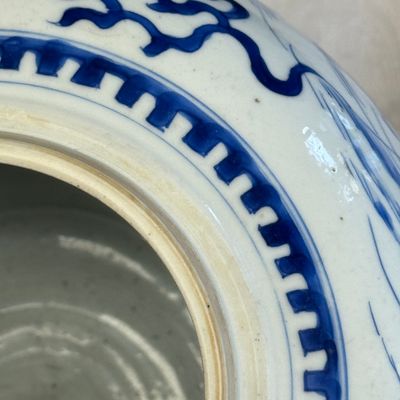 A pair of Chinese blue and white 'Mythical Beast' jars with later wooden covers and stands — 照片 38