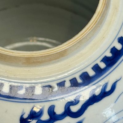 A pair of Chinese blue and white 'Mythical Beast' jars with later wooden covers and stands — 照片 39