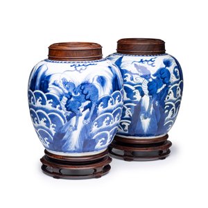 A pair of Chinese blue and white 'Mythical Beast' jars with later wooden covers and stands — 照片 1