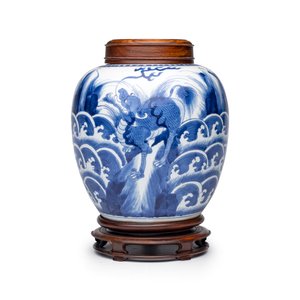 A pair of Chinese blue and white 'Mythical Beast' jars with later wooden covers and stands — 照片 14