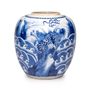A pair of Chinese blue and white 'Mythical Beast' jars with later wooden covers and stands — 照片 15