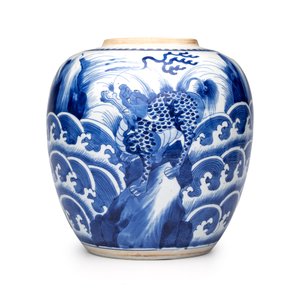 A pair of Chinese blue and white 'Mythical Beast' jars with later wooden covers and stands — 照片 16
