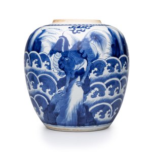 A pair of Chinese blue and white 'Mythical Beast' jars with later wooden covers and stands — 照片 17