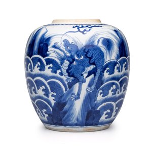 A pair of Chinese blue and white 'Mythical Beast' jars with later wooden covers and stands — 照片 18