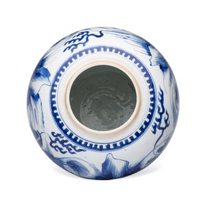 A pair of Chinese blue and white 'Mythical Beast' jars with later wooden covers and stands — 照片 20