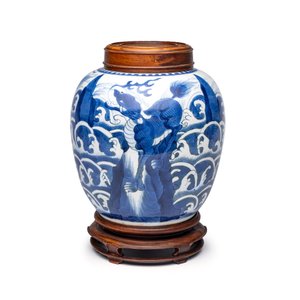 A pair of Chinese blue and white 'Mythical Beast' jars with later wooden covers and stands — 照片 2