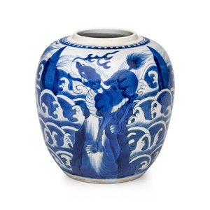 A pair of Chinese blue and white 'Mythical Beast' jars with later wooden covers and stands — 照片 3