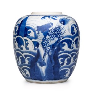 A pair of Chinese blue and white 'Mythical Beast' jars with later wooden covers and stands — 照片 4