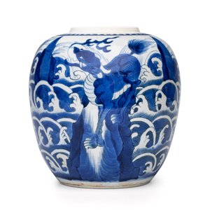 A pair of Chinese blue and white 'Mythical Beast' jars with later wooden covers and stands — 照片 7