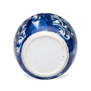 A pair of Chinese blue and white 'Mythical Beast' jars with later wooden covers and stands — 照片 9