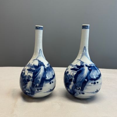 A pair of Chinese blue and white 'Scholars in a River Landscape' bottle vases — foto 1