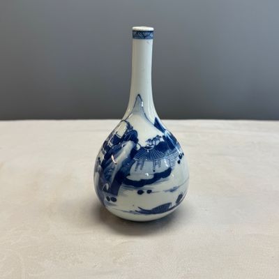 A pair of Chinese blue and white 'Scholars in a River Landscape' bottle vases — foto 2