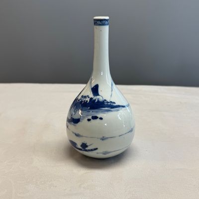 A pair of Chinese blue and white 'Scholars in a River Landscape' bottle vases — foto 3