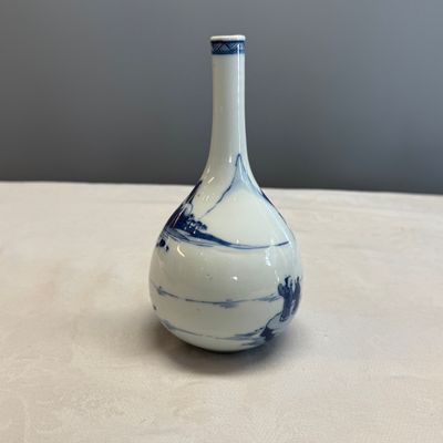 A pair of Chinese blue and white 'Scholars in a River Landscape' bottle vases — foto 4