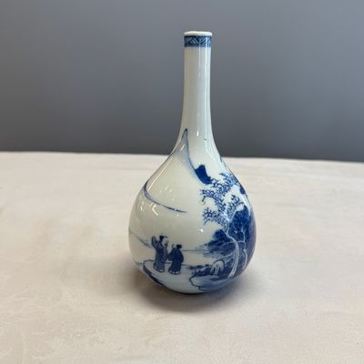 A pair of Chinese blue and white 'Scholars in a River Landscape' bottle vases — foto 5