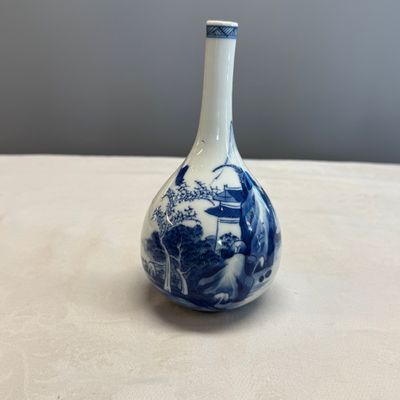 A pair of Chinese blue and white 'Scholars in a River Landscape' bottle vases — foto 6