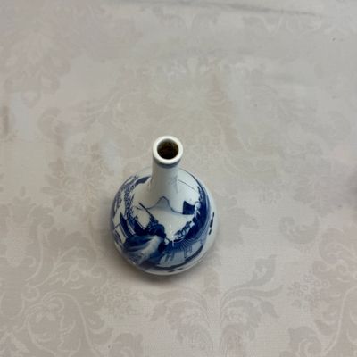A pair of Chinese blue and white 'Scholars in a River Landscape' bottle vases — foto 7