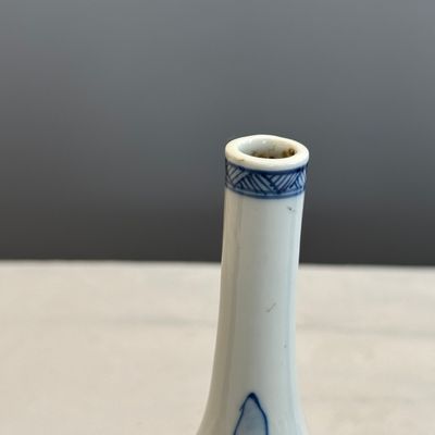 A pair of Chinese blue and white 'Scholars in a River Landscape' bottle vases — foto 8