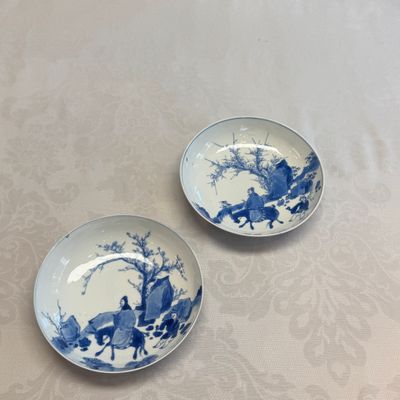 A pair of Chinese blue and white 'Ta Xue Xun Mei 踏雪尋梅' plates — 照片 1