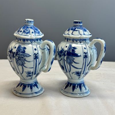 A pair of Chinese blue and white covered mustard pots with floral design — 照片 1