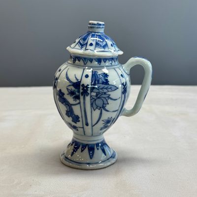 A pair of Chinese blue and white covered mustard pots with floral design — 照片 2