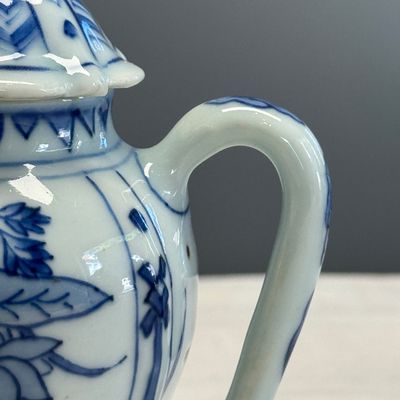 A pair of Chinese blue and white covered mustard pots with floral design — 照片 3