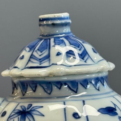 A pair of Chinese blue and white covered mustard pots with floral design — 照片 10