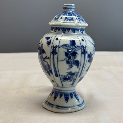 A pair of Chinese blue and white covered mustard pots with floral design — 照片 12