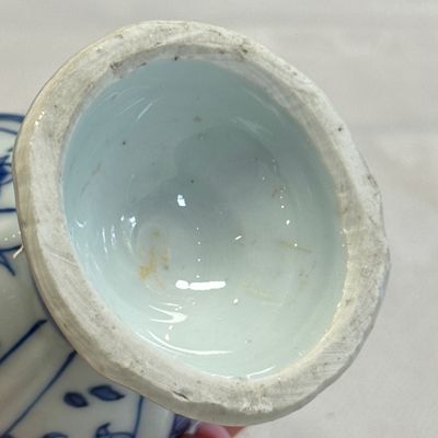 A pair of Chinese blue and white covered mustard pots with floral design — 照片 20