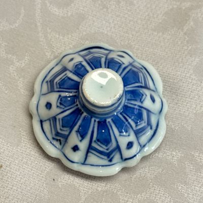 A pair of Chinese blue and white covered mustard pots with floral design — 照片 26